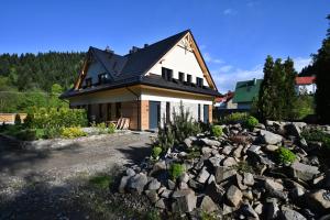 コルビエルフにあるApartamenty Beskidzka 92の石積みの家