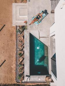 una vista dall'alto di una piscina con uno skateboard di Casa Pakal-Cozy Cottage Near Cerritos Beach a San Carlos