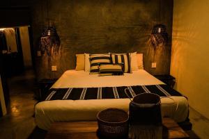una camera da letto con un letto grande con cuscini di Casa Pakal-Cozy Cottage Near Cerritos Beach a San Carlos Altre 37 foto