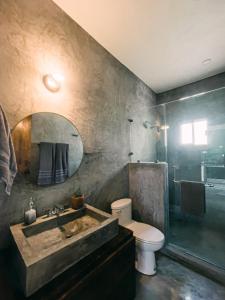 un bagno con lavandino, WC e doccia di Casa Pakal-Cozy Cottage Near Cerritos Beach a San Carlos