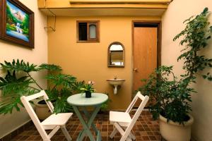 a patio with a table and chairs and plants at Dominnycos in San Cristóbal de Las Casas