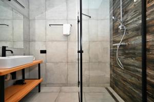 コルビエルフにあるApartamenty Beskidzka 92のシャワーと洗面台付きのバスルーム +71枚の写真