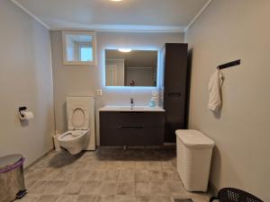 Bilik mandi di Apartment newly built with parking +39 gambar