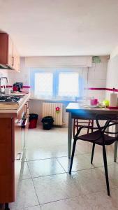 Casa Maddalena family في ماتيرا: مطبخ فيه طاولة وكرسي