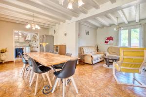 a living room with a wooden table and chairs at Le quai secret 
