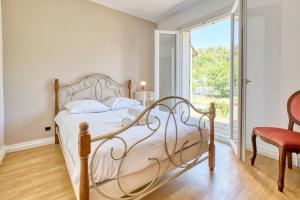 a bedroom with a bed and a chair and a window at Le quai secret 