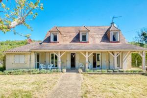 an image of a house with a porch at Le quai secret 