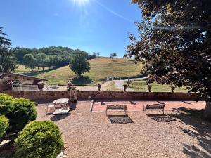 a group of benches sitting in a courtyard at DOMAINE DE LA RESERVE in Coublanc