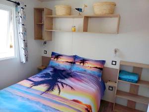 MOBIL HOME à SEIGNOSSE dans les Landes près de la mer客房内的一张或多张床位