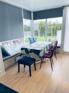 Un comedor con una mesa y dos sillas. en Floien City Apartment -Free parking, en Bergen 21 fotos más