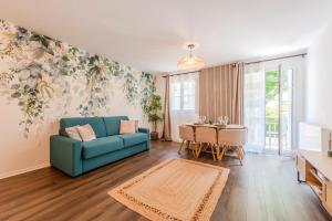 a living room with a blue couch and a table at Majestic Lodge Downtown Disneyland Paris - 4 pers - 1 Ch - 5 min in Chessy