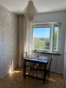 a dining room with a table and a window at Mysiga 21 an in Mariehamn