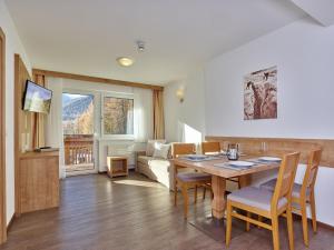 TV a/nebo společenská místnost v ubytování Appartement Gästehaus Bergkristall