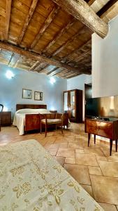 Una cama o camas en una habitación de B&B Le Fate Del Lago