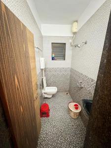 ロナバラにあるGenuine stays villaのトイレと洗面台付きのバスルーム