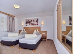 Postel nebo postele na pokoji v ubytování Appartement Gästehaus Bergkristall