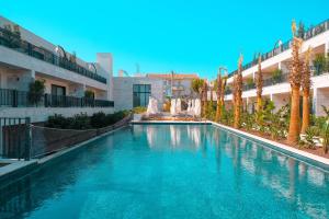 a swimming pool with a fountain in a building at Casa Olea Apart Hotel in Çeşme
