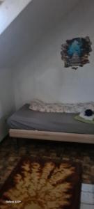 ヴァルドルフにあるDachgeschoss Wohnung mit Balkonの壁と敷物のある部屋のベッド