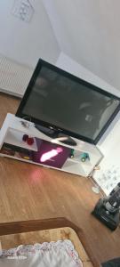 ヴァルドルフにあるDachgeschoss Wohnung mit Balkonのオープンノートパソコン