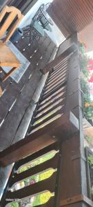 ヴァルドルフにあるDachgeschoss Wohnung mit Balkonの木製の階段の上部の景色