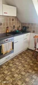 ヴァルドルフにあるDachgeschoss Wohnung mit Balkonのコンロとシンクのあるキッチン +4枚の写真