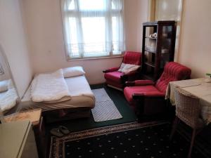 una sala de estar con un sofá y una silla en Terazije Beograd, en Belgrado