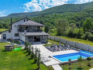 an aerial view of a house with a swimming pool at Casa Patry in Călimăneşti