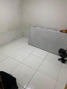 a room with a white floor and a radiator at Caruaru apartamento in Caruaru