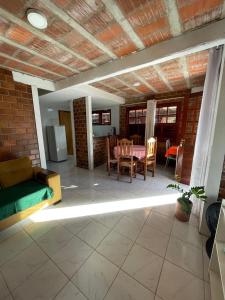 a large living room with a table and chairs at Casa em condomínio - 8 pessoas - Gravatá-PE in Gravatá