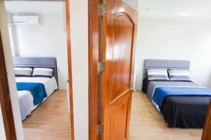 Postel nebo postele na pokoji v ubytování Luxurious Place Cozy Spacious with WIFI near SM Lucena
