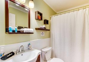 Un baño con lavabo, inodoro y espejo. en Cozy Bungalow Steps from Downtown Mount Dora, en Mount Dora 18 fotos más