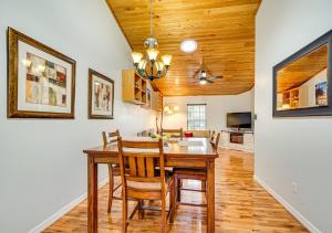 Una cocina y un comedor con mesa y sillas. en Cozy Bungalow Steps from Downtown Mount Dora, en Mount Dora