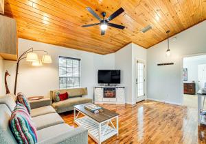 Una sala de estar con un sofá y un ventilador de techo. en Cozy Bungalow Steps from Downtown Mount Dora, en Mount Dora