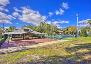 un pabellón con pista de tenis en un parque en Cozy Bungalow Steps from Downtown Mount Dora, en Mount Dora