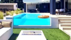 Πισίνα στο ή κοντά στο Villa 1