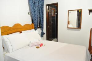 Una cama o camas en una habitación de Amendoeira Hotel da Vila