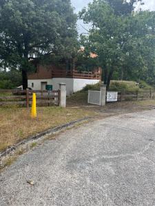 una casa con una valla al lado de una carretera en Seventies, en Le Verdon-sur-Mer 1 foto más
