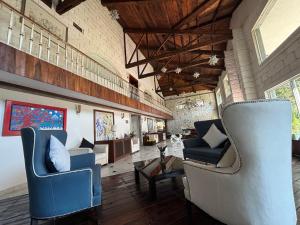 a living room with two chairs and a couch at Casa De La O Yautepec in Yautepec +47 photos