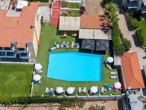 Bazén v ubytování PNOẼ Luxury Apartments nebo v jeho okolí