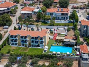 Bazén v ubytování PNOẼ Luxury Apartments nebo v jeho okolí