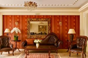 a living room with a couch and a mirror at Hotel Vizantio in Paralia Katerinis