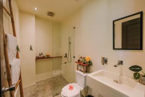Un baño con ducha, inodoro y lavabo. en UNLTD Siargao Hotel, en General Luna 33 fotos más