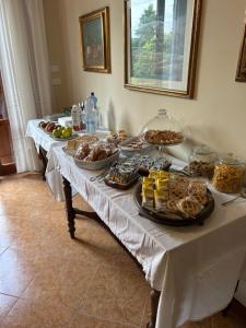 una mesa con varios platos de comida. en Borgo Caprari, en Albinea
