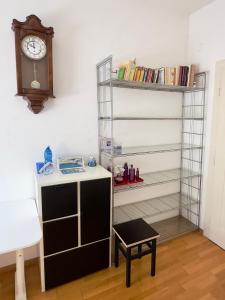 Biblioteca nella stanza in casa privata