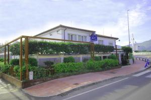 a building with plants on the side of a street at Hosteria,restaurante,cafeteria Los Abetos in Villanueva de la Peña