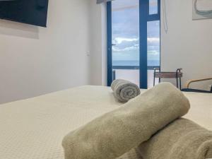 ein Schlafzimmer mit einem Bett mit Blick auf das Meer in der Unterkunft El Bunker Luxury Suite en Playa del Hombre con vista al mar in Playa del Hombre