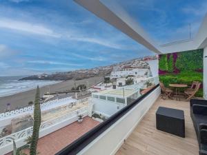 einen Balkon mit Blick auf den Strand in der Unterkunft El Bunker Luxury Suite en Playa del Hombre con vista al mar in Playa del Hombre