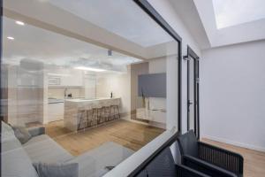 ein Wohnzimmer mit Couch und Küche in der Unterkunft El Bunker Luxury Suite en Playa del Hombre con vista al mar in Playa del Hombre