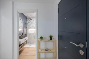 ein Bad mit einer schwarzen Tür und einem Waschbecken in der Unterkunft El Bunker Luxury Suite en Playa del Hombre con vista al mar in Playa del Hombre + 37 Fotos