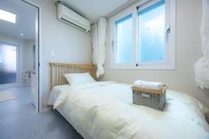 ソウルにあるMiya houseのベッド2台と窓のある寝室